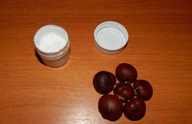 Жёлуди и каштаны, как новогодние украшения