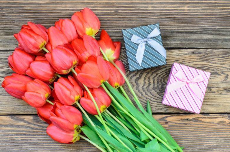 Подарки на 8 марта для женщин - правила выбора, оригинальные идеи, полезные советы